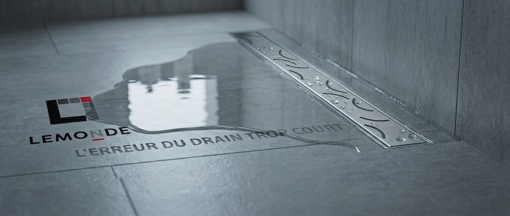 Erreur du drain trop court dans une douche, eau stagnante sur grande céramique grise avec drain linéaire mal dimensionné