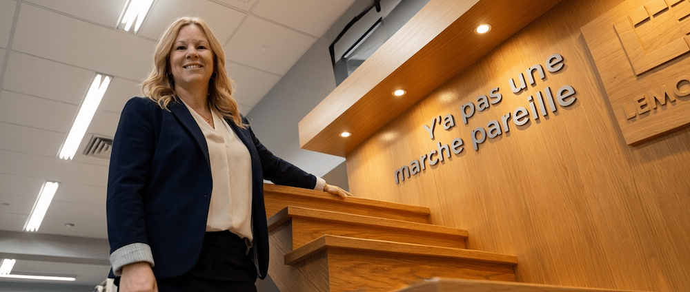 Karine Cliche, co-propriétaire de Lemonde, devant un escalier de démonstration au showroom de Boucherville