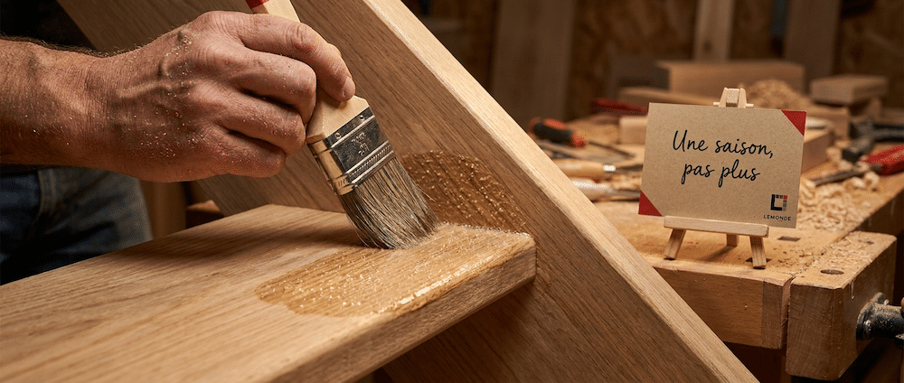 Application de vernis antidérapant au pinceau sur une marche d'escalier en bois, atelier Lemonde