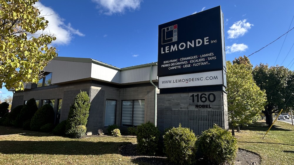 La salle de montre Lemonde au 1160 Place Nobel à Boucherville, avec son enseigne sur le terrain